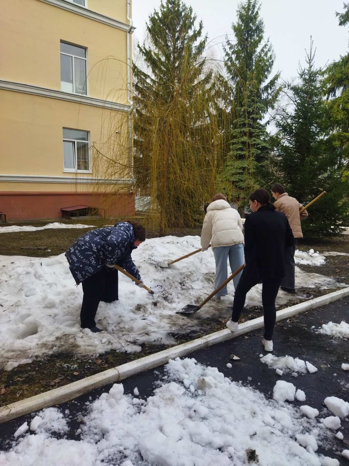 Группа 23ФПМ1 на уборке территории